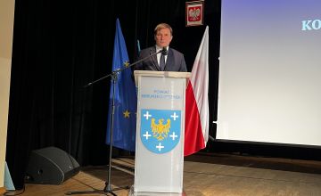 Mężczyzna przemaiający przy mównicy